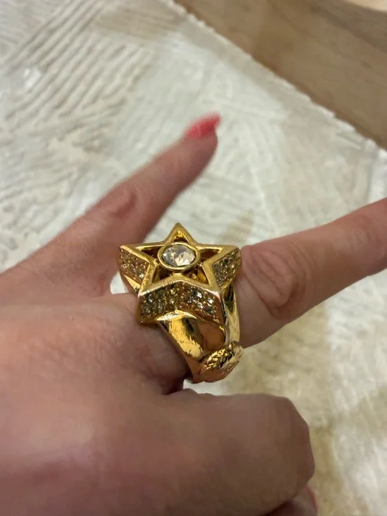 Versace
AUTHENTIC GIANNI VERSACE
SUNBURST RING
Versace Gold Star Ring - Picture 13 of 14